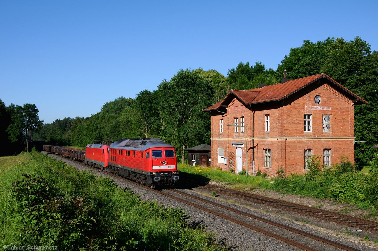 Der EZ52721 welcher zur Zeit anstatt über den Frankenwald über Weidengeführt wird, hatte hinter der Zuglok 232 259 auch noch 152 020 im Schlepp. Hier durchfährt er gerade den Bahnhof Großalbershof.
