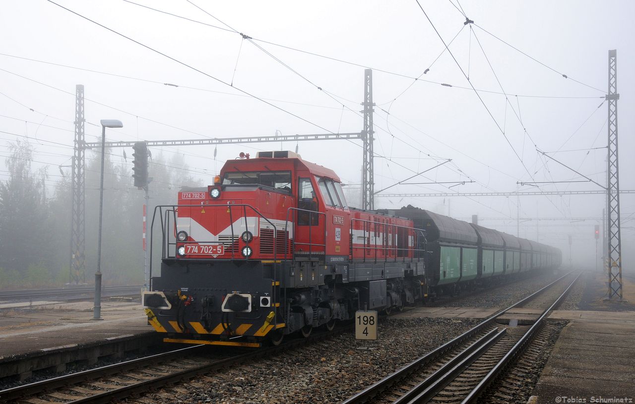 Beim Warten auf den mit Sergej bespannten Kohlezug, drückte sich durch den Nebel 774 702 mit einem anderen Kohlezug. Die 774 wurden auf Fahrgestellen ehemaliger 770 aufgebaut.
