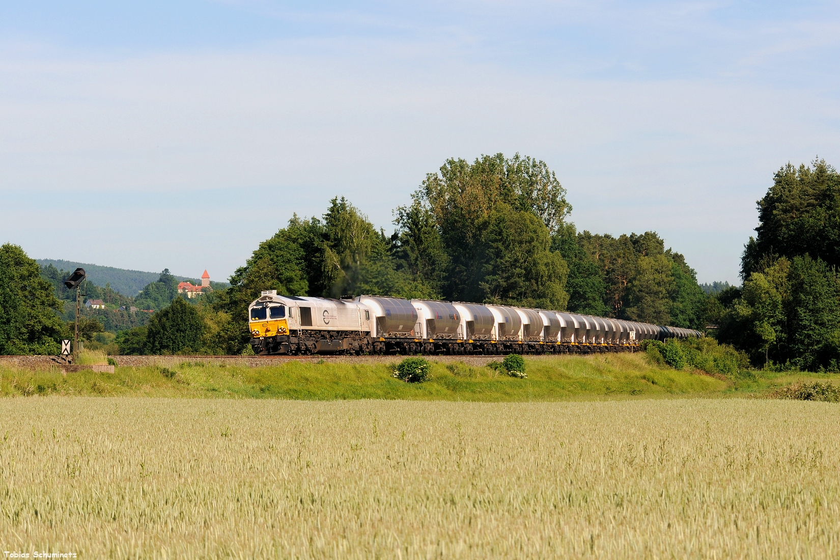 Am Abend des 11. Juni kam dann der MEG Zementzug von Regensburg nach Rüdersdorf. Hier mit 266 442 bei Wernberg.