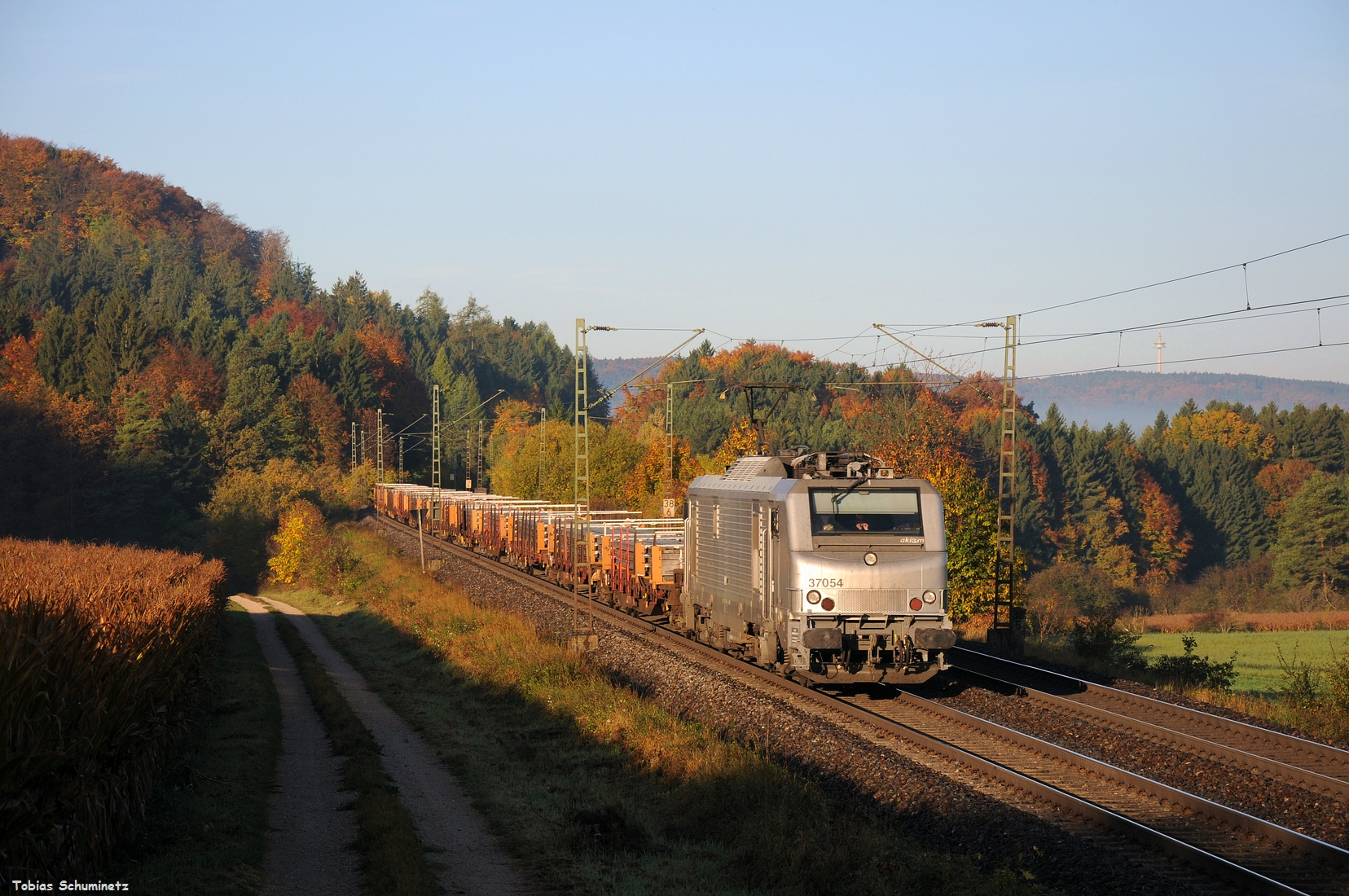 Los gings am 14. Oktober bei Parsberg mit der AKIEM 37054 welche einen Langschienenzug in Richtung Osten beförderte.